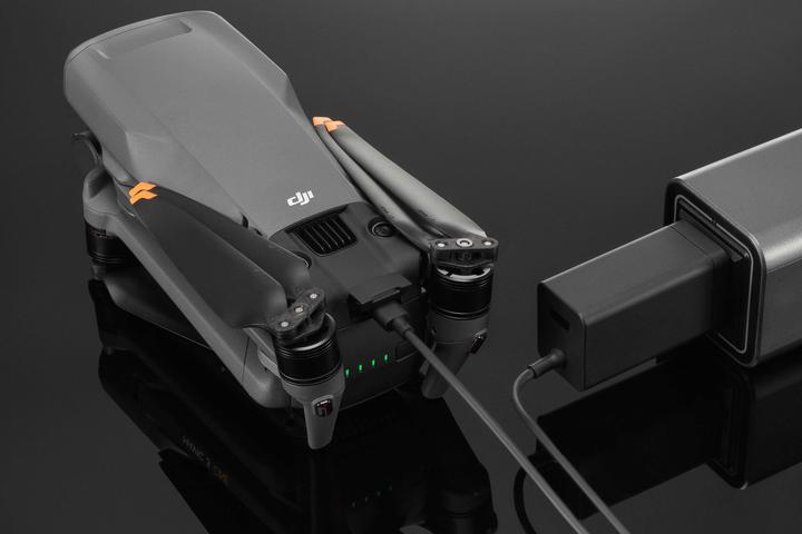 Produktbild DJI Mavic 3 Tragbares Ladegerät (Drohnen Ladegerät, DJI Mavic 3 Pro Cine, DJI Mavic 3, DJI Mavic 3 Pro, DJI Mavic 3 Cine, DJI Mavic 3 Classic, DJI Avata, DJI Air 3, DJI Air 3s, DJI Flip, DJI Avata 2, DJI Neo, DJI Goggles 2)