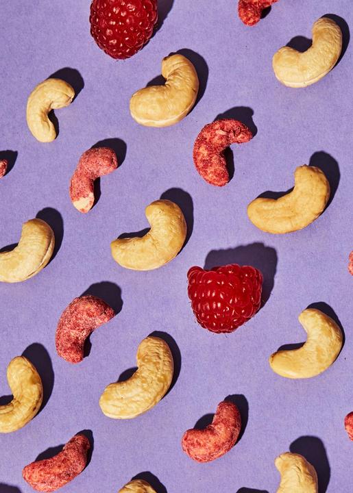 Actual product image KoRo Cashew nuts with raspberry powder (500 g)