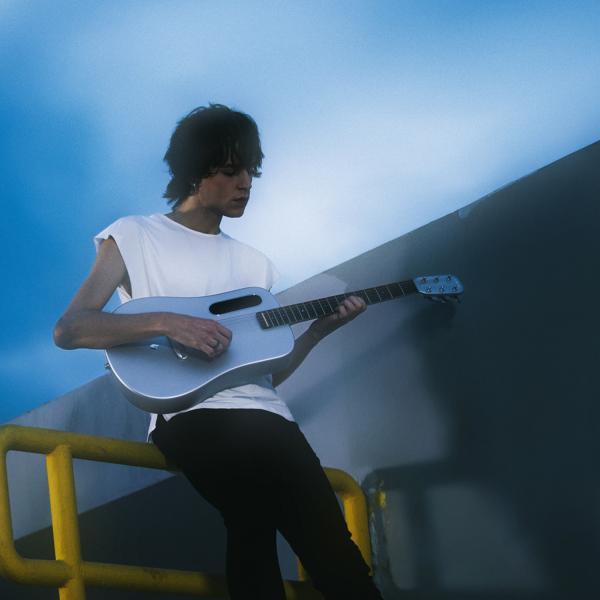 Produktbild Lava Music Gitarre Me Air 36 Zoll Silver mit Kabel (Akustik Gitarren Set, Airsonic (Kohlefaser-Verbundstoff))