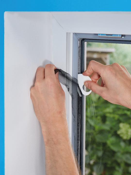 Produktbild tesa Insektenschutz COMFORT für Fenster, mit Klettband, selbstklebend, ohne Bohren (170 x 180 cm)