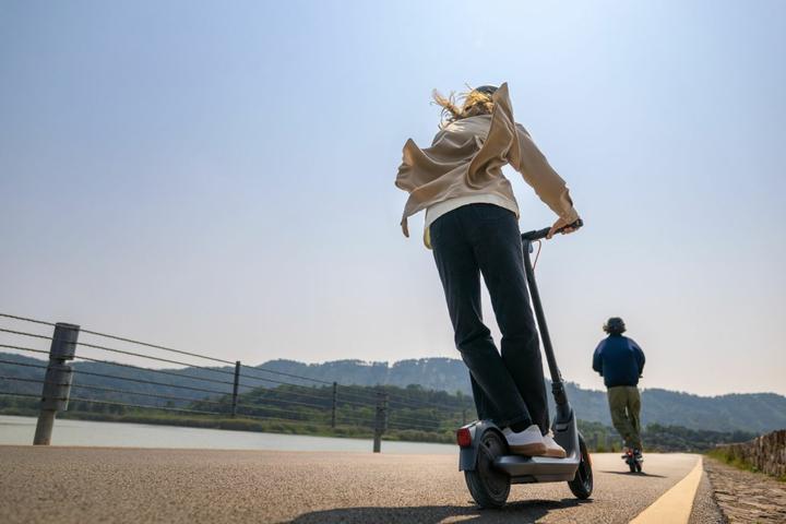Produktbild Segway-Ninebot E2 Pro E (25 km/h, 35 km, 350 W)