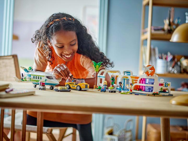 Produktbild LEGO Heartlake City Flughafen mit Flugzeug (42656, LEGO Friends)