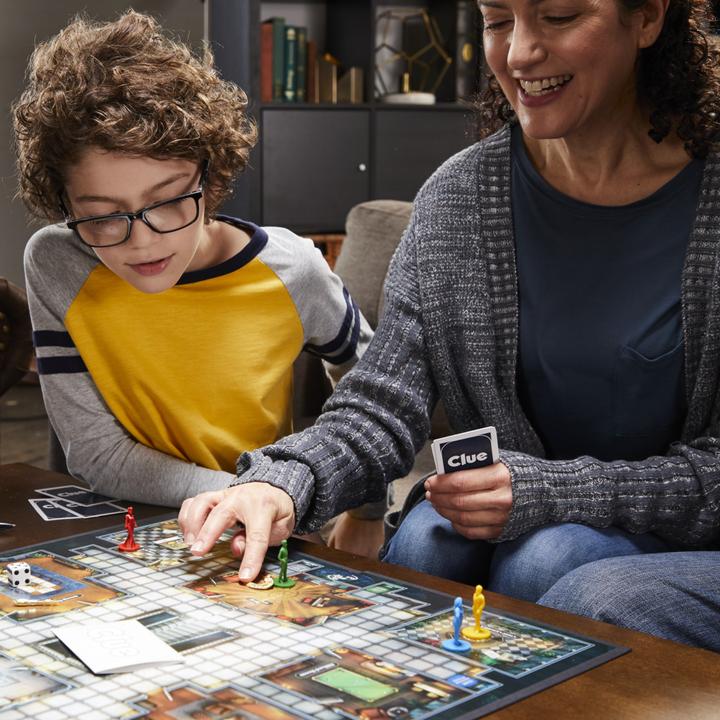 Actual product image Hasbro Gaming Cluedo board game, redesigned Cluedo for 2-6 players, detective game, family game for children and (Italian)