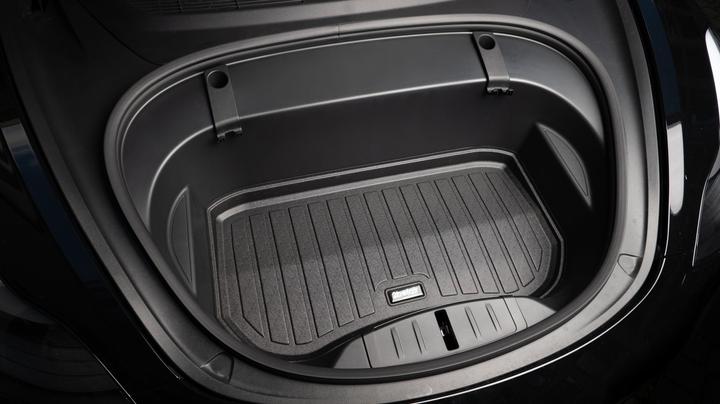Produktbild Made4EV Taschenhaken für den Frunk des Tesla Model 3