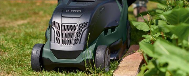 Produktbild Bosch Home & Garden Rasenmäher UniversalRotak 450, 1300 W, Schnitthö. 25-70mm, Schnittbreite 35cm (Netzbetrieb)