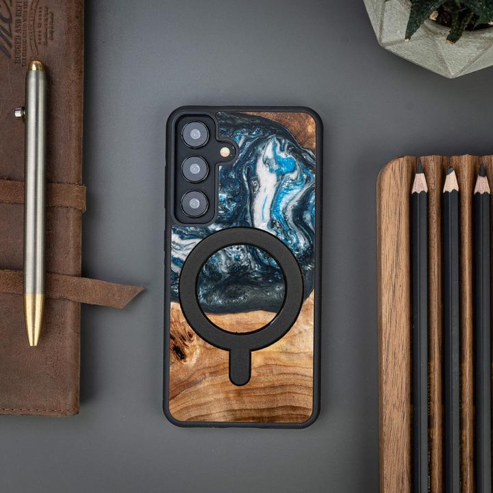 Actual product image Bewood Unique MagSafe Planet Earth case made of wood and resin blue-green (Samsung Galaxy S24)