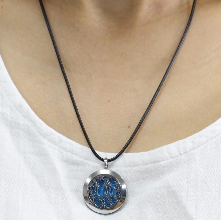 Produktbild Zen Arôme Duft-Schmuck Halskette mit Anhänger No.4 für Ätherisches Öl, Parfum - Edelstahl mit Lederb (Leder, Edelstahl)