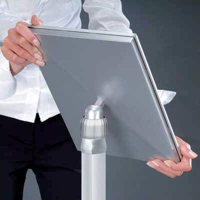 Produktbild Franken Infoständer "Universal", DIN A3, Höhe: 910-1.310 mm Aluminium-Klapprahmenprofil mit Kunststoffecken (A3)