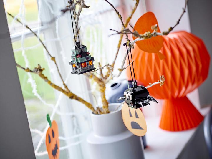 Actual product image LEGO Spider and Haunted House Halloween (40493)