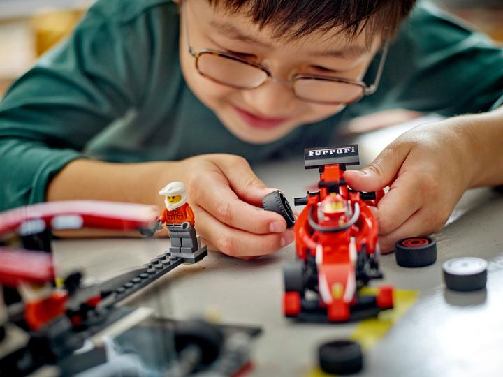 Immagine prodotto LEGO F1 Boxenstopp mit Boxencrew und Ferrari Flitzer (60443, LEGO City)