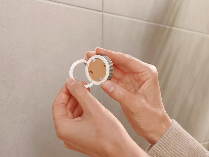 Produktbild tesa MOON GREY Toilettenrollenhalter inkl. Klebelösung ohne Bohren