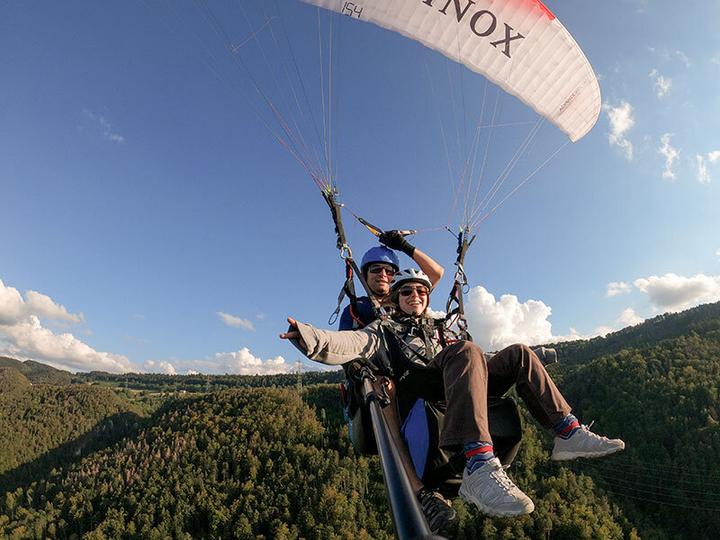 Produktbild Smartbox Aufregender 10-minütiger Paragliding-Flug über die schöne Juralandschaft (1 Pers.)