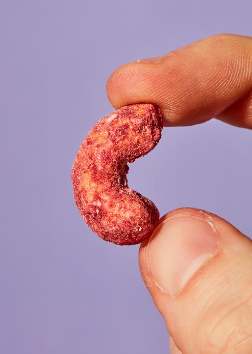 Actual product image KoRo Cashew nuts with raspberry powder (500 g)