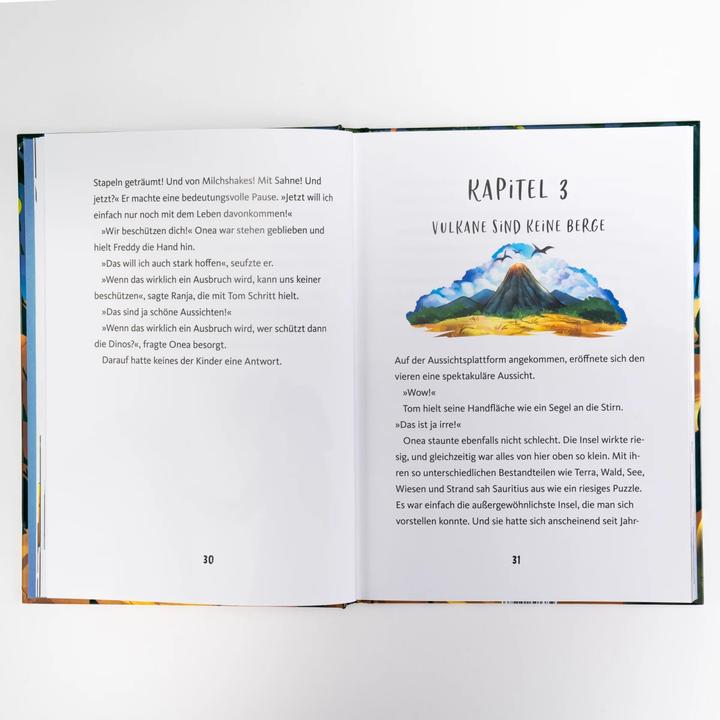 Immagine prodotto Die Dinoschule – Achtung, Vulkanausbruch! (Band 4) (Tedesco, Britta Sabbag, Clara Vath, 2024)