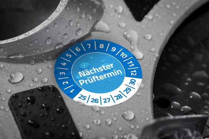 Actual product image Avery Test badges