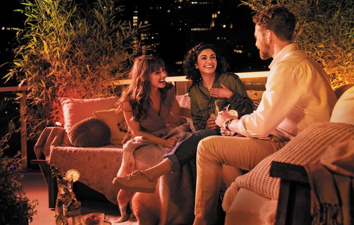 Produktbild Philips Hue Outdoor Lightstrip BT (RGBW, 200 cm, Outdoor)