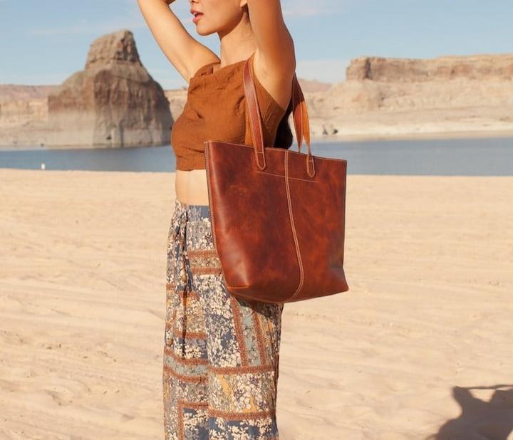 Produktbild Only-Bags.Store Ledertasche, handgefertigte, langlebige und qualitativ hochwertige Laptop-Schultertasche, Tasche