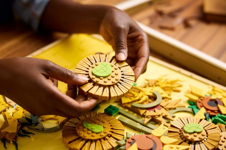 Immagine prodotto LEGO Vincent van Gogh - Girasoli (31215, LEGO DC, Set LEGO rari)