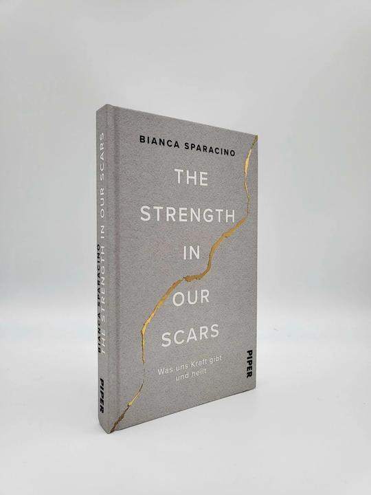 Immagine prodotto The Strength In Our Scars (Tedesco, Bianca Sparacino, Renate Grasstat, 2023)