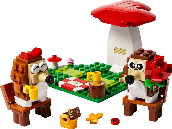 Actual product image LEGO Hedgehogs and their picnic date (40711, LEGO Seasonal Sets)