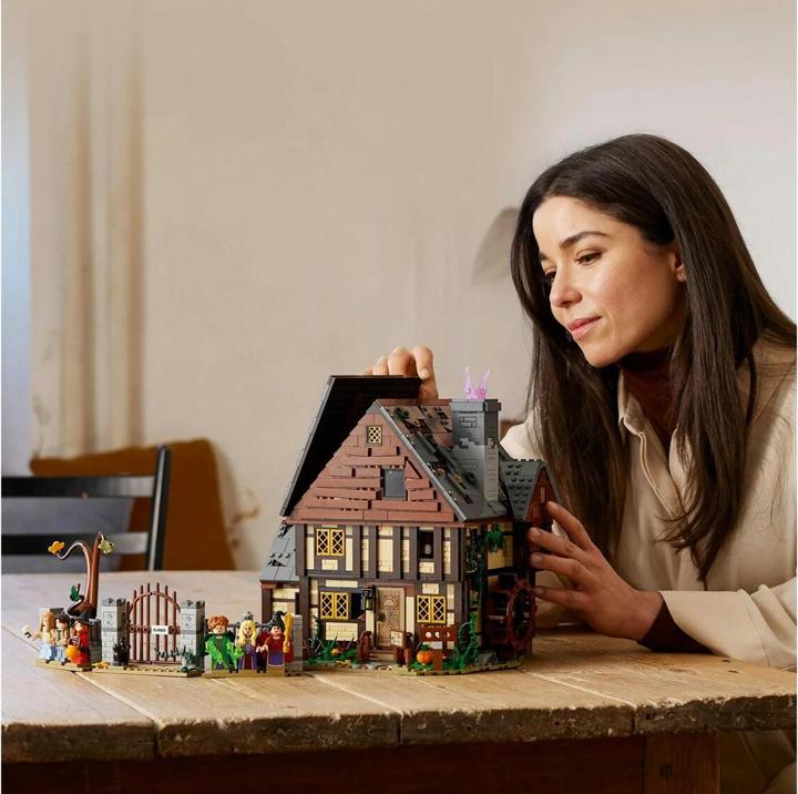 Actual product image LEGO Disney Hocus Pocus: The Sanderson Sisters' Cottage (21341, LEGO Ideas, LEGO Rare Sets)