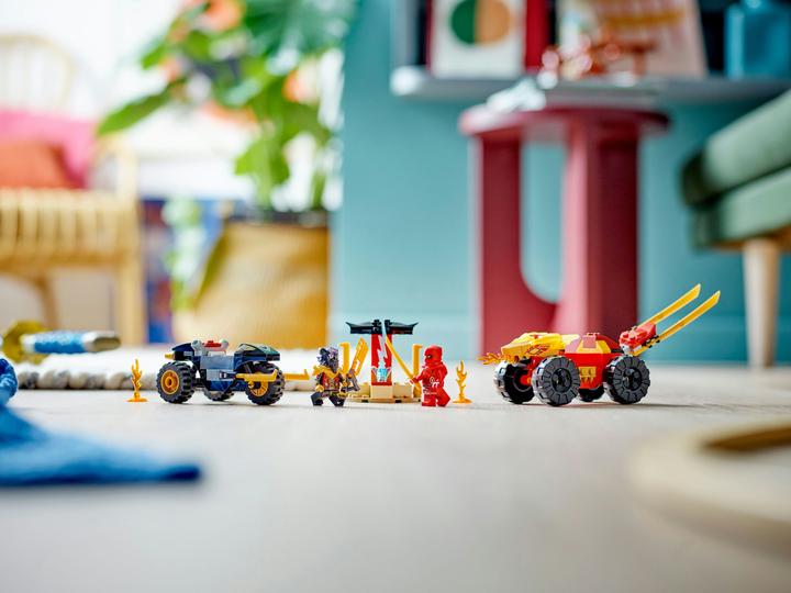 Actual product image LEGO 71789 Chase with Kai's speedster and Ras' motorbike (71789, LEGO Ninjago)