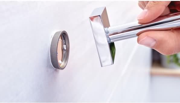 Image du produit tesa Porte-rouleau EKKRO avec solution adhésive sans perçage