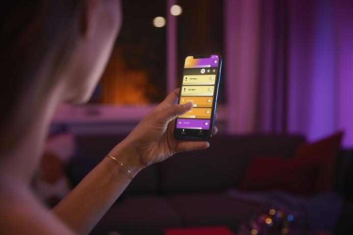 Produktbild Philips Hue White & Color Ambiance BT (E27, 13.50 W, 1600 lm, 1 x, F)