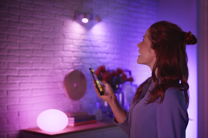 Produktbild Philips Hue White & Color Ambiance BT (E27, 13.50 W, 1600 lm, 1 x, F)
