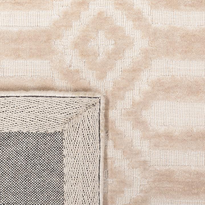 Actual product image Beliani Viscose carpet 140 x 200 cm beige ADATEPE (140 x 200 cm)