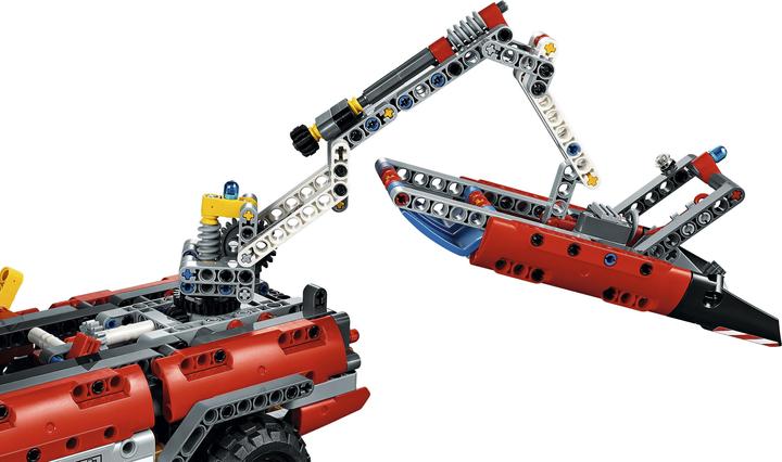 Actual product image LEGO Technic airport fire engine (42068, LEGO Technic)
