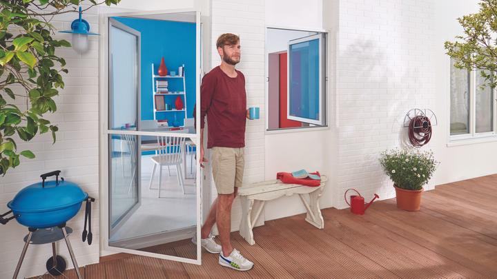Produktbild tesa Insektenschutz Alu COMFORT für Türen, Insektengitter (100 x 220 cm)