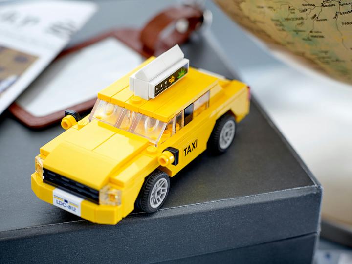 Actual product image LEGO Yellow Taxi (40468, LEGO Rare Sets)