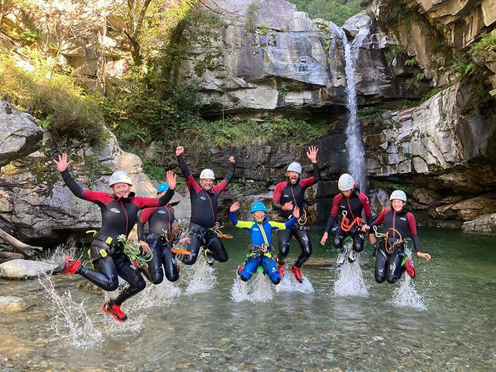 Produktbild Smartbox 4-stündiger Canyoning-Kurs für 2 Anfänger im Kanton Tessin (2 Pers.)