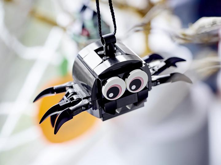 Actual product image LEGO Spider and Haunted House Halloween (40493)