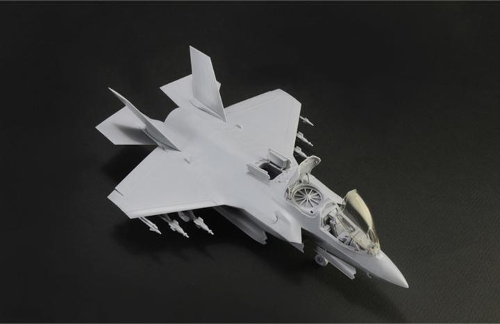 Actual product image 1:72 F-35B Lightning II V/STOL Version