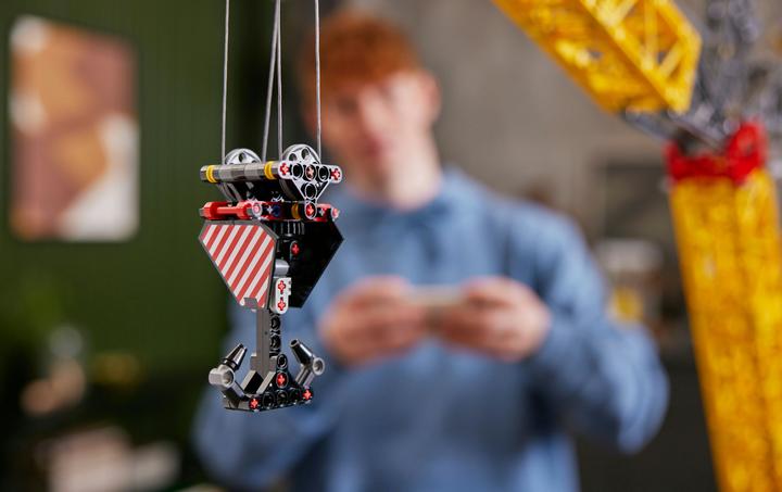 Actual product image LEGO Liebherr LR 13000 crawler crane (42146, LEGO Technic)