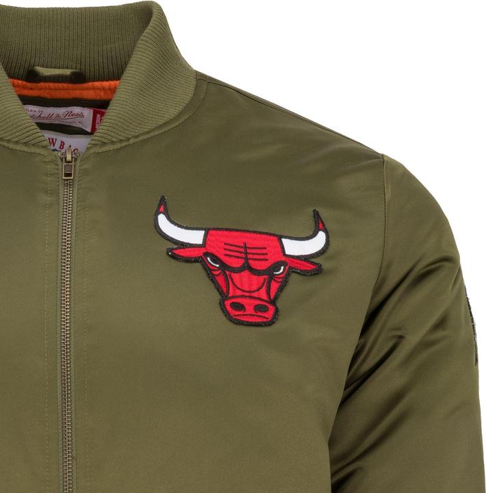 Produktbild Mitchell & Ness M&N Satin Bomber Jacke - PATCHES Chicago Bulls oliv - M (M)