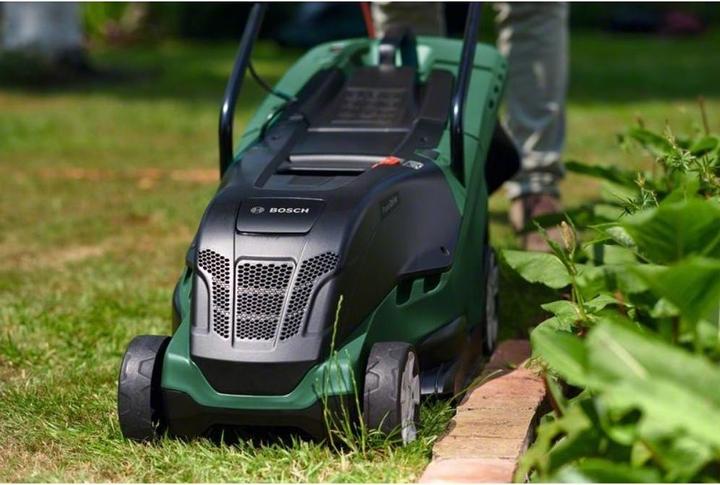 Produktbild Bosch Home & Garden Rasenmäher UniversalRotak 450, 1300 W, Schnitthö. 25-70mm, Schnittbreite 35cm (Netzbetrieb)