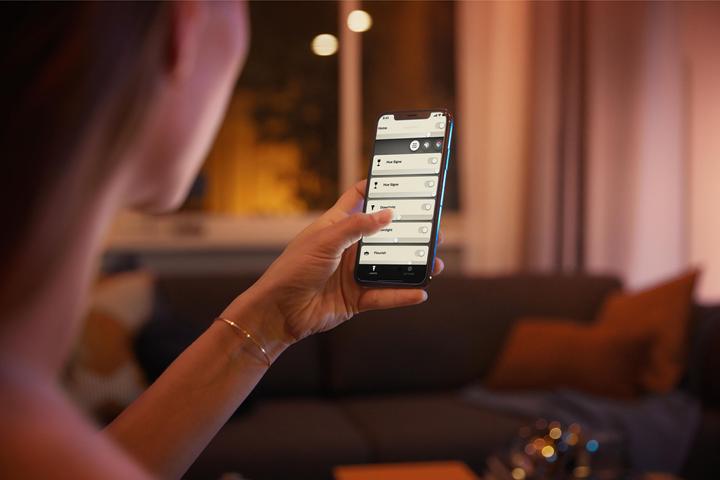 Produktbild Philips Hue White & Color Ambiance BT (E27, 9.50 W, 806 lm, 2 x, F)