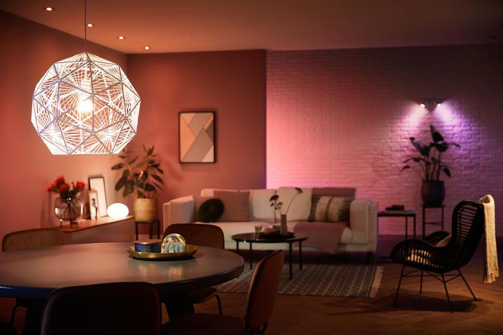 Produktbild Philips Hue White & Color Ambiance BT (E27, 6.50 W, 806 lm, 1 x, F)