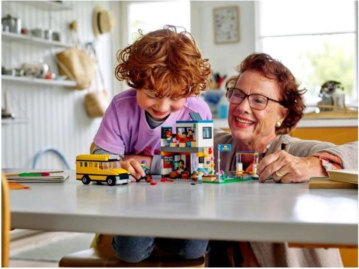 Actual product image LEGO School with school bus (60329, LEGO City)