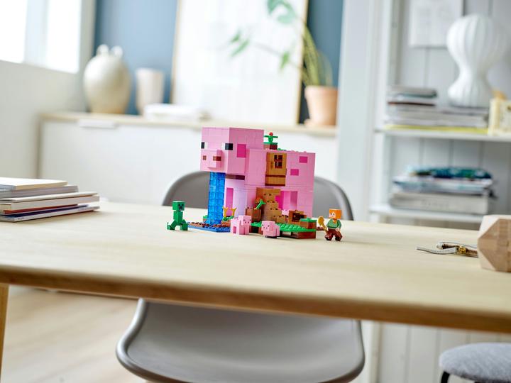Actual product image LEGO The Pig House (21170, LEGO Minecraft)