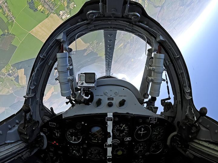 Actual product image Smartbox Pilote d'1 jour en République tchèque : vol de 20 minutes en avion de chasse MIG-15 (1 pers.)