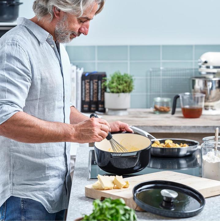 Actual product image KitchenAid braadpan 22cm - gemailleerd gietijzer - onyx zwart - rond (22 cm, Casserole + Stewpot, Cast iron)