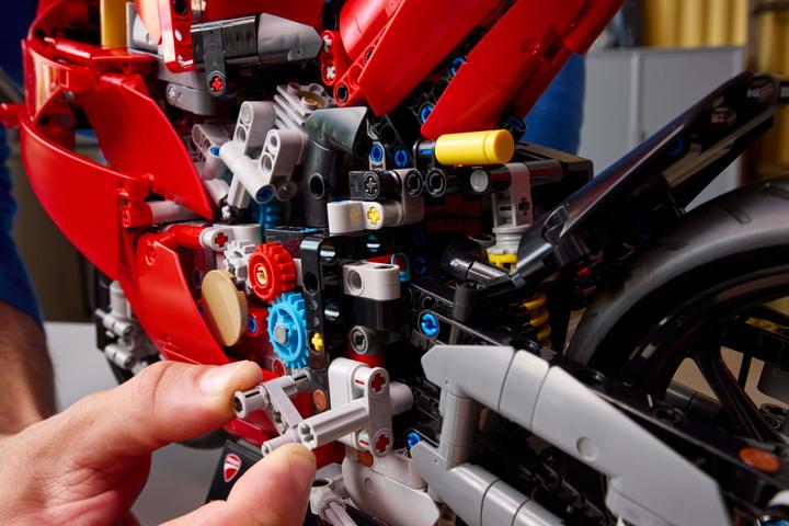 Actual product image LEGO Ducati Panigale V4 S Motorrad (42202, LEGO Technic)