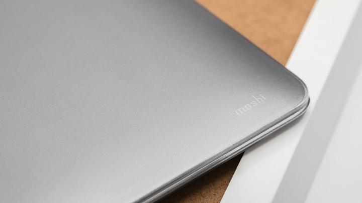 Actual product image Moshi iGlaze Hardshell Case for 13-inch MacBook Air (Thunderbolt 3/USB-C) - Stealth Clear (13", Apple)