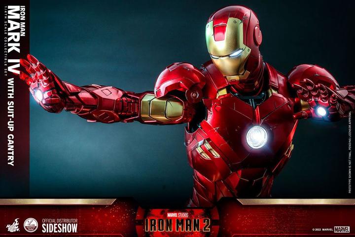 Produktbild Hot Toys Iron Man 2 figurine 1/4 Iron Man Mark IV with Suit-Up Gantry 49 cm