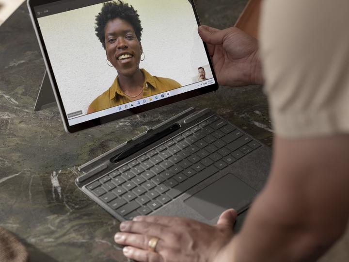 Produktbild Microsoft Surface Pro X (13", Microsoft SQ1, 8 GB, 128 GB)