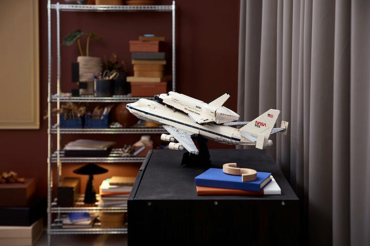 Actual product image LEGO 10360 Spaceshuttle-Transport-Jumbo